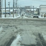 積雪で路面は超シャーベット 轍が深く走行は難儀する
